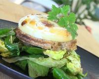 C"est un classique des classiques ! Le fromage chaud et un peu fondant vient enrober la salade, bien vinaigrée pour encore plus de contraste.