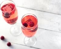 Saviez-vous qu’il est possible d’acheter le kir "Chamère" le cocktail pétillant de la série Emily in Paris ?