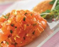 Un délicieux saumon mariné au pamplemousse.