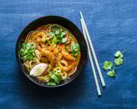 Curry de crevettes au lait de coco, nouilles et coriandre