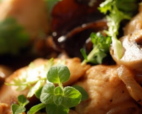Poulet aux champignons noirs et blancs