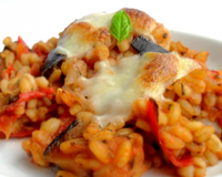 Un gratin d'été avec de bonnes tomates et aubergines. Savoureux et fondant grâce à la mozzarella, il me rappelle les vacances ;).