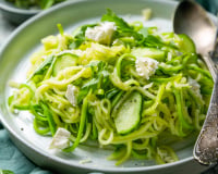 Spaghetti de courgette, concombre, feta et roquette : le plat ultra-frais et 100 % sans cuisson !