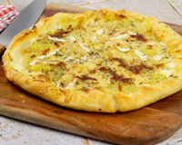 Pour un repas gourmand, la cheffe pâtissière Nina Métayer partage sa recette coup de cœur de tarte salée aux pommes et camembert