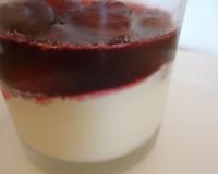 Ca vous donne une panna cotta toute douce parsemée d'éclats de nougatine... Tout ça avec des cerises cuites au vin rouge... Je vous laisse imaginer la chose!