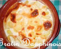 Laver et couper les pommes de terre et chauffer le lait et la crème de soja.