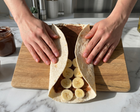 Envie d’un goûter express ? Testez ce hack avec une tortilla, de la banane et du chocolat
