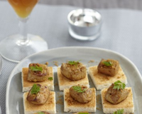Délicieux toasts de foie gras aux épices cuits saupoudrés de speculoos...pour un apéritif de fête!