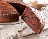 “Un gâteau hyper simple” : Julie Andrieu partage la recette de son gâteau au chocolat avec un ingrédient surprenant