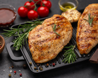 Blancs de poulet au four : l’astuce pour qu’ils restent bien tendres et juteux (et jamais secs)