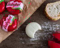 Vous serez surpris d’apprendre de quoi est vraiment faite la coque rouge du Babybel
