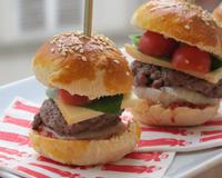 Ces petites bouchées surprendront vos invités par leurs saveurs uniques et le format mini de ces hamburgers !