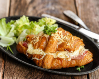 Pour un brunch dominical ou un repas express, ce croissant au jambon et emmental est la recette qu’il vous faut !