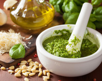 "Bien lisse, bien verte" : la recette de sauce au pistou du chef Éric Frechon pour sublimer vos plats d'été !