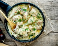 “J’aime la faire régulièrement en famille” : Laurent Mariotte partage sa recette de poulet avec le fromage star du moment !