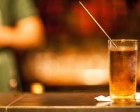 Faites aimer le thé glacé à votre homme en le transformant en cocktail