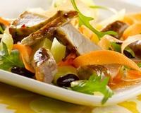 De la viande subtilement marinée et des chipolatas parfumées, c'est toujours alléchant... Mais dans le cas de cette belle salade estivale qui regorge de générosité, de…