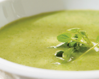 Préparez 1 litre de soupe de poireau et incorporez-y la crème fraîche. Faites cuire lentement les noix de saint jacques à la poêle avec un petit peu de beurre, laissez-les…