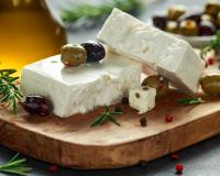 Feta entamée : voici les 3 meilleures méthodes pour bien la conserver !