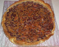 Une tarte à l'oignon qui change un peu, oignon rouge plutôt que jaune, vin rouge plutôt que blanc.