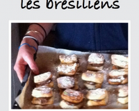 Prendre la pâte feuilletée en bloc et la couper en deux morceaux, maintenant que votre pâte est couper en deux parties couper chaque partie en quatre…