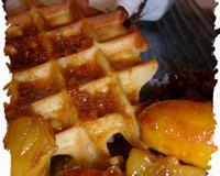 Je vous propose cette gaufre au lait de coco accompagnée de bananes fressinettes et d'ananas victoria caramélisées