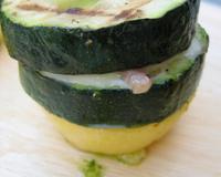 Une courgette grillée apoint sur une base polenta.