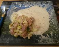 Saumon haché servi avec un siphon de pamplemousse.