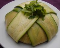 Une ratatouille au pesto rosso et au parmesan emballée dans des rubans de courgette...