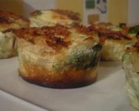 Flans de brocolis et choux fleur accompagnés de frites de courgettes pouvant accompagner un rôti ou de l'agneau