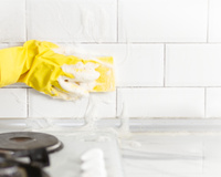 Il faut le laver une fois par semaine, mais peu de gens le font : c'est l'un des endroits les plus sales de la cuisine !