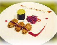 Escalopes de foie gras au sésame grillé, délice de courgette et compote d'oignon cassis