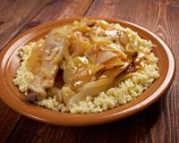 Yassa au poulet avec sauce à base d'oignon et du riz blanc.