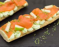 Une demi baguette tranchée où sont associés le saumon et le wasabi détendu au saint môret et enfin la pomme verte pour apporter du croquant. Cette tartine est très rapide…