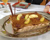 Gâteau de crêpes spéculos, pommes et caramel au beurre salé