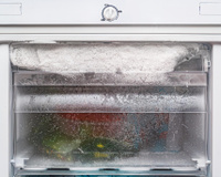Maison : votre congélateur est plein de givre ? Voici une méthode simple et efficace pour l’éliminer facilement