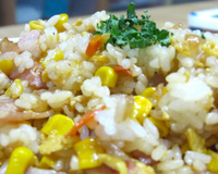 Plat populaire au Japon de riz frit à la poêle et traditionnellement mélangé à des restes de légumes et de viande. En voila la version la plus ordinaire avec des oignons,…