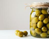 Peut-on consommer sans risque un pot d’olives oublié dans le frigo ?