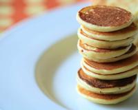 Servez ces blinis à l'apéritif avec un assortiment de tapenade, de caviar d'aubergine, tarama, saumon fumé, enfin tout ce que vous aimez. "