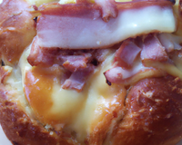 Pain brioché au lardon et emmental