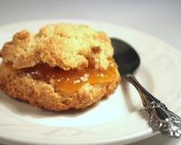 Délicieux scones, avec un sablé fondant et un bon goût de beurre :) Fourrés avec de la confiture d'abricots, parfaits pour le thé!