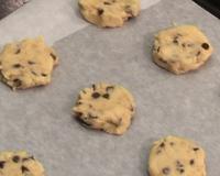 La véritable recette de cookies aux pépites de chocolat ! Aussi rapides à préparer qu'à déguster ces cookies auront un succès…