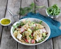 Salade de farfalle au blé complet aux légumes frais