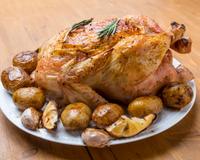 Un poulet tendre, avec un croûte croustillante et pour finir de bonnes pommes de terre moelleuses...