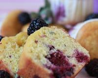 De petits cakes bien moelleux, imbibés d'un bon sirop de citron et sauge