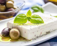 Feta entamée : 3 méthodes qui changent tout pour la conserver au mieux et qu’elle ne devienne pas sèche !