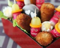 C'est l'histoire de 5 bonnes grosses croquettes de poulet plutôt bien roulées (dans la chapelure) qui attirent tous les regards... Alors pour les protéger, elles ont…