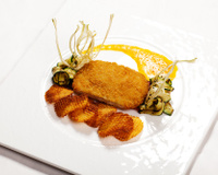 Escalope de poulet pané façon Cordon Bleu, sauce diable, légumes grillés et pommes gaufrette
