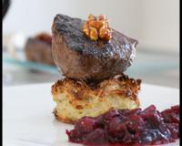 Le mariage entre la biche et les cranberries, accompagné d'un rösti de pomme de terre et de noix croquantes...Un plat de fête simple à réaliser !