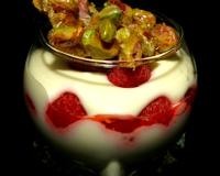 Dans une verrine, une couche de mousse au chocolat blanc, recouverte de framboises entières puis d'une seconde couche de mousse au chocolat blanc. Le tout accompagné…
